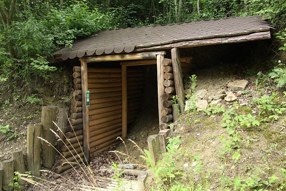 Přírodní památka Borky - ukázkový odkryv chráněný přístřeškem (29. 6. 2013)