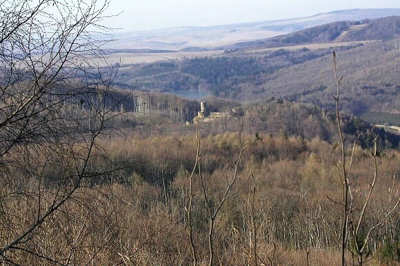 Výhled do údolí Kyjovky na zříceninu hradu Cimburk 
		a Koryčanskou přehradu (16.2. 2002)