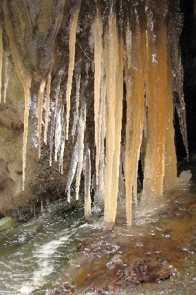 Rampouchy a ledopády připomínají krápníkovou výzdobu krasových jeskyní (27. 1. 2007), foto © Zdeněk Podešva