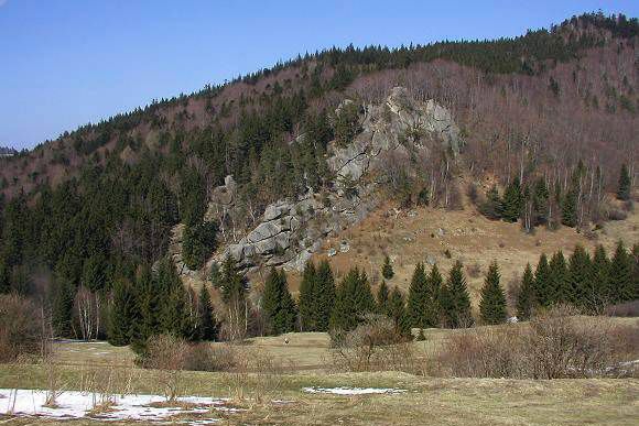 Národní přírodní rezervace Pulčín – Hradisko, uprostřed Pulčínské skály, vpravo nahoře vrchol kopce Hradisko (30. 3. 2002), foto © Zdeněk Podešva